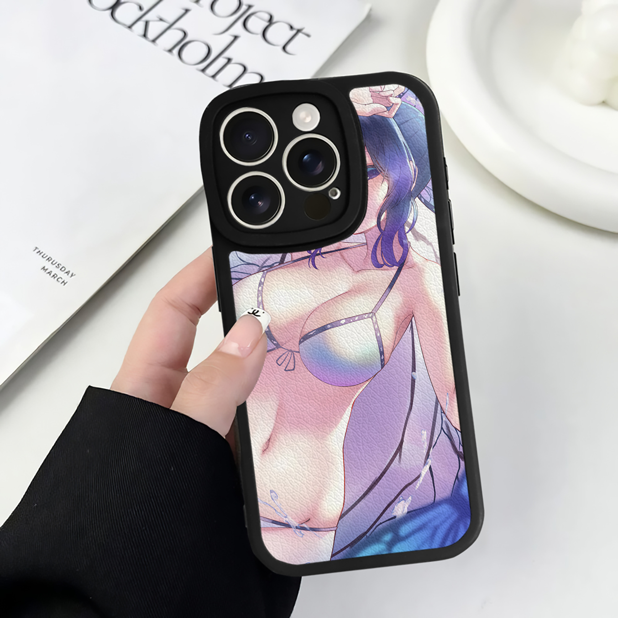 （画像用） 鬼滅の刃（きめつのやいば）蟲柱-胡蝶 しのぶ／こちょう しのぶ Kochou Shinobu 【iPhone 16シリーズ対応】シリコンスマホケース（レザー調） 材質：シリコン